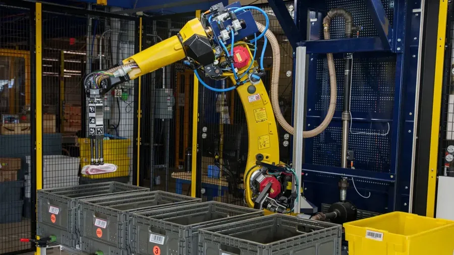 Amazon memamerkan robot bernama Sparrow, yang bisa memilah paket dan produk menggunakan teknologi kecerdasan buatan.