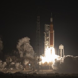 NASA Luncurkan Roket ke Bulan, Langit Malam Terang Benderang