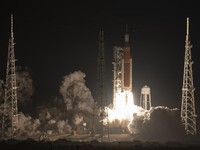 NASA Luncurkan Roket ke Bulan, Langit Malam Terang Benderang
