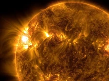 Ular Angkasa Tertangkap Kamera Menjalar di Permukaan Matahari
