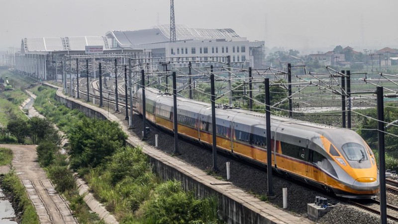 BANDUNG, WEST JAVA, INDONESIA - 2022/11/16: Jakarta Bandung High-Speed Train (KCJB) or Comprehensive Inspection Train (CIT) was seen during the dynamic trial in Tegalluar. President Joko Widodo and Chinese President Xi Jinping are planning to see online the dynamic trial process of the 15 km Jakarta Bandung High-Speed Train with a limited speed of 80 km/hour during a sidelines visit from the G20 summit in Bali. (Photo by Algi Febri Sugita/SOPA Images/LightRocket via Getty Images)
