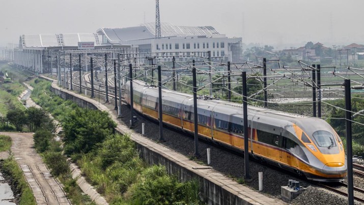 1244824619 BANDUNG, WEST JAVA, INDONESIA - 2022/11/16: Jakarta Bandung High-Speed Train (KCJB) or Comprehensive Inspection Train (CIT) was seen during the dynamic trial in Tegalluar. President Joko Widodo and Chinese President Xi Jinping are planning to see online the dynamic trial process of the 15 km Jakarta Bandung High-Speed Train with a limited speed of 80 km/hour during a sidelines visit from the G20 summit in Bali. (Photo by Algi Febri Sugita/SOPA Images/LightRocket via Getty Images)