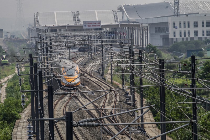 BANDUNG, WEST JAVA, INDONESIA - 2022/11/16: Jakarta Bandung High-Speed Train (KCJB) or Comprehensive Inspection Train (CIT) was seen during the dynamic trial in Tegalluar. President Joko Widodo and Chinese President Xi Jinping are planning to see online the dynamic trial process of the 15 km Jakarta Bandung High-Speed Train with a limited speed of 80 km/hour during a sidelines visit from the G20 summit in Bali. (Photo by Algi Febri Sugita/SOPA Images/LightRocket via Getty Images)