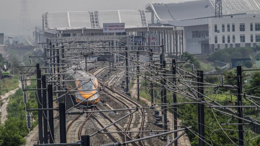 BANDUNG, WEST JAVA, INDONESIA - 2022/11/16: Jakarta Bandung High-Speed Train (KCJB) or Comprehensive Inspection Train (CIT) was seen during the dynamic trial in Tegalluar. President Joko Widodo and Chinese President Xi Jinping are planning to see online the dynamic trial process of the 15 km Jakarta Bandung High-Speed Train with a limited speed of 80 km/hour during a sidelines visit from the G20 summit in Bali. (Photo by Algi Febri Sugita/SOPA Images/LightRocket via Getty Images)