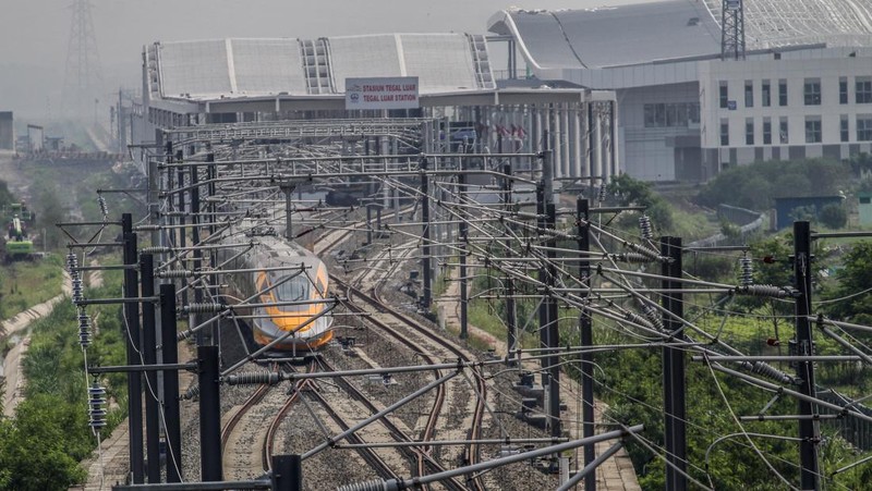 BANDUNG, WEST JAVA, INDONESIA - 2022/11/16: Jakarta Bandung High-Speed Train (KCJB) or Comprehensive Inspection Train (CIT) was seen during the dynamic trial in Tegalluar. President Joko Widodo and Chinese President Xi Jinping are planning to see online the dynamic trial process of the 15 km Jakarta Bandung High-Speed Train with a limited speed of 80 km/hour during a sidelines visit from the G20 summit in Bali. (Photo by Algi Febri Sugita/SOPA Images/LightRocket via Getty Images)