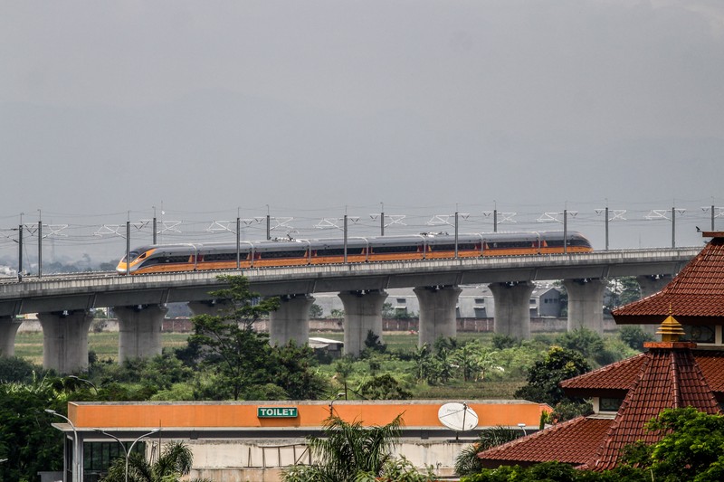 BANDUNG, WEST JAVA, INDONESIA - 2022/11/16: Jakarta Bandung High-Speed Train (KCJB) or Comprehensive Inspection Train (CIT) was seen during the dynamic trial in Tegalluar. President Joko Widodo and Chinese President Xi Jinping are planning to see online the dynamic trial process of the 15 km Jakarta Bandung High-Speed Train with a limited speed of 80 km/hour during a sidelines visit from the G20 summit in Bali. (Photo by Algi Febri Sugita/SOPA Images/LightRocket via Getty Images)