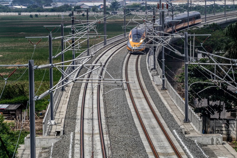 BANDUNG, WEST JAVA, INDONESIA - 2022/11/16: Jakarta Bandung High-Speed Train (KCJB) or Comprehensive Inspection Train (CIT) was seen during the dynamic trial in Tegalluar. President Joko Widodo and Chinese President Xi Jinping are planning to see online the dynamic trial process of the 15 km Jakarta Bandung High-Speed Train with a limited speed of 80 km/hour during a sidelines visit from the G20 summit in Bali. (Photo by Algi Febri Sugita/SOPA Images/LightRocket via Getty Images)