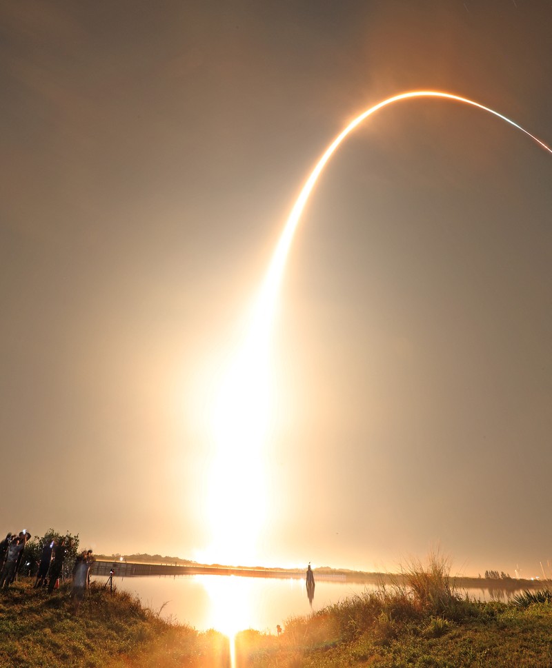 Artemis 1 mengirimkan pesawat ruang angkasa Orion baru NASA dalam uji terbang tanpa awak mengelilingi bulan. People at Veterans Memorial park watch as the Artemis I unmanned lunar rocket lifts off from launch pad 39B at NASA's Kennedy Space Center, in Titusville, Florida, on November 16, 2022. - NASA's Artemis 1 mission is a 25-and-a-half day voyage beyond the far side of the Moon and back. The meticulously choreographed uncrewed flight should yield spectacular images as well as valuable scientific data. (Photo by Marco BELLO / AFP) (Photo by MARCO BELLO/AFP via Getty Images)