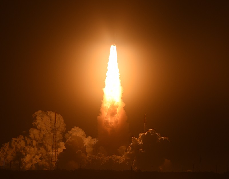 Artemis 1 mengirimkan pesawat ruang angkasa Orion baru NASA dalam uji terbang tanpa awak mengelilingi bulan. People at Veterans Memorial park watch as the Artemis I unmanned lunar rocket lifts off from launch pad 39B at NASA's Kennedy Space Center, in Titusville, Florida, on November 16, 2022. - NASA's Artemis 1 mission is a 25-and-a-half day voyage beyond the far side of the Moon and back. The meticulously choreographed uncrewed flight should yield spectacular images as well as valuable scientific data. (Photo by Marco BELLO / AFP) (Photo by MARCO BELLO/AFP via Getty Images)