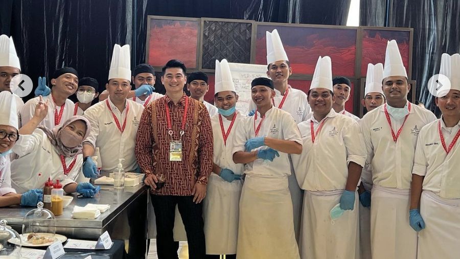 Chef Arnold Poernomo menjadi salah satu juru masak dalam perhelatan KTT G20 di Bali untuk menjamu para delegasi negara yang datang. (Dok. Instagram @arnoldpo)