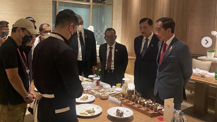 Chef Arnold Poernomo menjadi salah satu juru masak dalam perhelatan KTT G20 di Bali untuk menjamu para delegasi negara yang datang. (Dok. Instagram @arnoldpo) Chef Arnold Poernomo menjadi salah satu juru masak dalam perhelatan KTT G20 di Bali untuk menjamu para delegasi negara yang datang. (Dok. Instagram @arnoldpo)