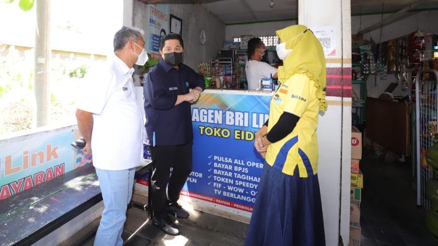 Menteri BUMN, Erick Thohir bersama Direktur Utama BRI, Sunarso menyambangi agen BRILink.