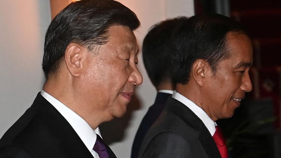 Indonesia's President Joko WIdodo walks with President of China Xi Jinping before conducting bilateral meeting after the 2022 G20 Indonesia Summit in Nusa Dua, Bali, Indonesia, November 16, 2022. PRASETYO UTOMO/G20 Media Center/Handout via REUTERS THIS IMAGE HAS BEEN SUPPLIED BY A THIRD PARTY. MANDATORY CREDIT.