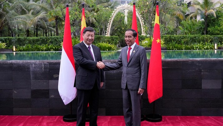 G20-SUMMIT/ Indonesian President Joko Widodo, right, shakes hands with Chinese President Xi Jinping during their bilateral meeting on the sidelines of the G20 summit in Nusa Dua, Bali, Indonesia, Wednesday, Nov. 16, 2022. Achmad Ibrahim/Pool via REUTERS