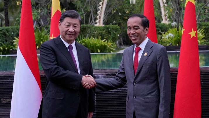 G20-SUMMIT/ Indonesian President Joko Widodo, right, shakes hands with Chinese President Xi Jinping during their bilateral meeting on the sidelines of the G20 summit in Nusa Dua, Bali, Indonesia, Wednesday, Nov. 16, 2022. Achmad Ibrahim/Pool via REUTERS
