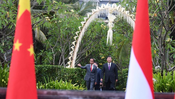 G20-SUMMIT/ Indonesia's President Joko WIdodo walks with President of China Xi Jinping at the bilateral meeting after the 2022 G20 Indonesia Summit in Nusa Dua, Bali, Indonesia, November 16, 2022. Akbar Nugroho Gumay/G20 Media Center/Handout via REUTERS THIS IMAGE HAS BEEN SUPPLIED BY A THIRD PARTY. MANDATORY CREDIT.