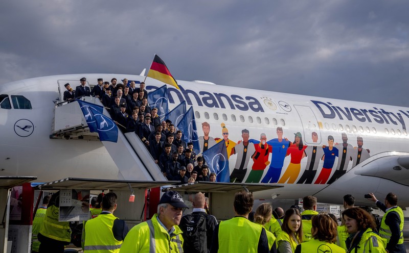 Timnas Argentina DOHA, QATAR - NOVEMBER 17: Players of Argentina disembark the airplane at Hamad International Airport ahead of FIFA World Cup Qatar 2022 at on November 17, 2022 in Doha, Qatar. (Photo by Justin Setterfield/Getty Images)