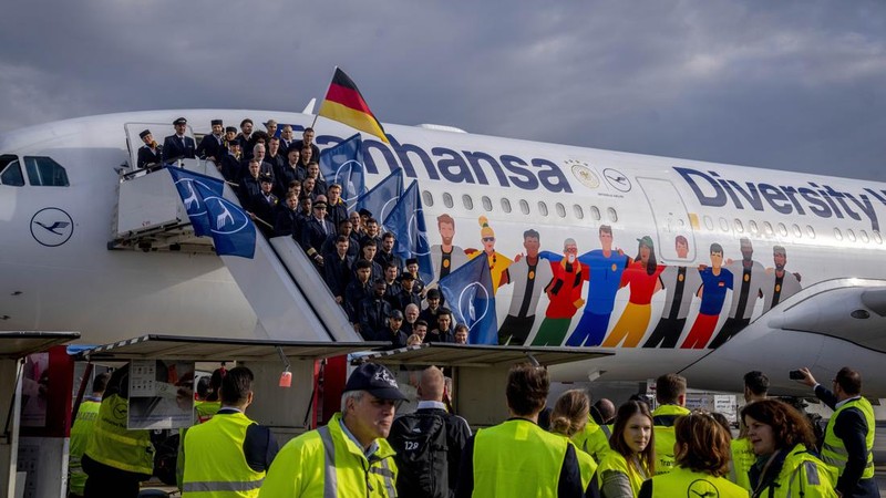 DOHA, QATAR - NOVEMBER 17: Players of Argentina disembark the airplane at Hamad International Airport ahead of FIFA World Cup Qatar 2022 at  on November 17, 2022 in Doha, Qatar. (Photo by Justin Setterfield/Getty Images)