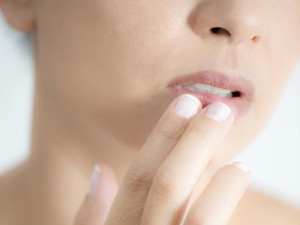 Banyak Wanita yang Keluhkan Bibir Menghitam Setelah Pakai Lip Oil Ini