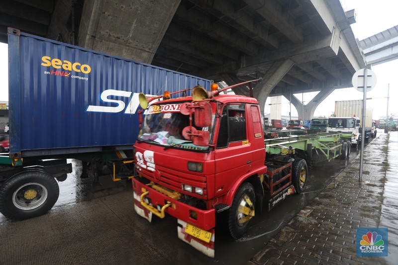 Kemacetan lalu lintas terjadi di dekat JICT 1 Pelabuhan Tanjung Priok, Jakarta Utara (Jakut). (CNBC Indonesia/Andrean Kristianto) Kemacetan lalu lintas terjadi di dekat JICT 1 Pelabuhan Tanjung Priok, Jakarta Utara (Jakut). (CNBC Indonesia/Andrean Kristianto)