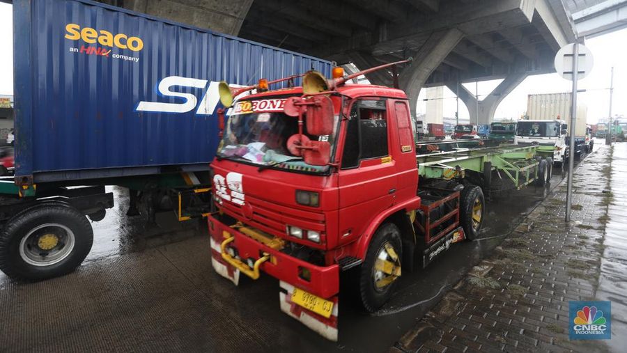 Kemacetan lalu lintas terjadi di dekat JICT 1 Pelabuhan Tanjung Priok, Jakarta Utara (Jakut). (CNBC Indonesia/Andrean Kristianto)