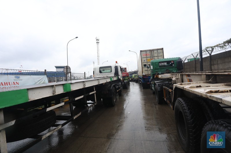Kemacetan lalu lintas terjadi di dekat JICT 1 Pelabuhan Tanjung Priok, Jakarta Utara (Jakut). (CNBC Indonesia/Andrean Kristianto) Kemacetan lalu lintas terjadi di dekat JICT 1 Pelabuhan Tanjung Priok, Jakarta Utara (Jakut). (CNBC Indonesia/Andrean Kristianto)