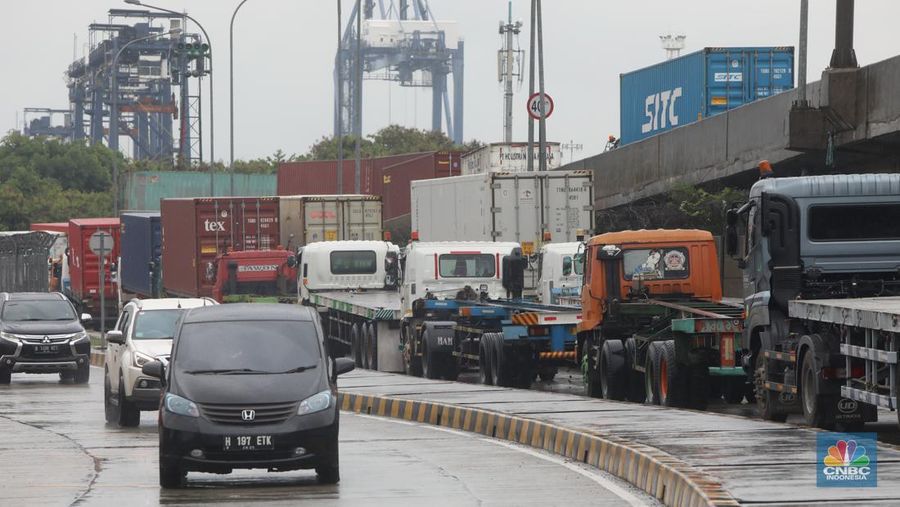 Kemacetan lalu lintas terjadi di dekat JICT 1 Pelabuhan Tanjung Priok, Jakarta Utara (Jakut). (CNBC Indonesia/Andrean Kristianto)