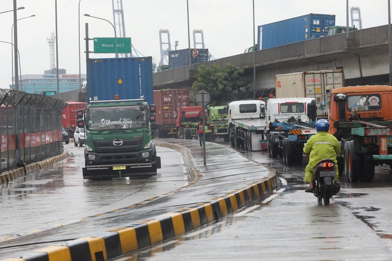 Kemacetan lalu lintas terjadi di dekat JICT 1 Pelabuhan Tanjung Priok, Jakarta Utara (Jakut). (CNBC Indonesia/Andrean Kristianto) Kemacetan lalu lintas terjadi di dekat JICT 1 Pelabuhan Tanjung Priok, Jakarta Utara (Jakut). (CNBC Indonesia/Andrean Kristianto)