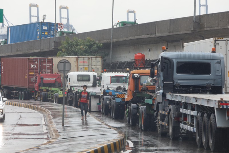 Kemacetan lalu lintas terjadi di dekat JICT 1 Pelabuhan Tanjung Priok, Jakarta Utara (Jakut). (CNBC Indonesia/Andrean Kristianto) Kemacetan lalu lintas terjadi di dekat JICT 1 Pelabuhan Tanjung Priok, Jakarta Utara (Jakut). (CNBC Indonesia/Andrean Kristianto)