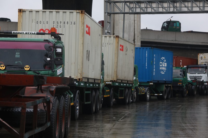 Kemacetan lalu lintas terjadi di dekat JICT 1 Pelabuhan Tanjung Priok, Jakarta Utara (Jakut). (CNBC Indonesia/Andrean Kristianto) Kemacetan lalu lintas terjadi di dekat JICT 1 Pelabuhan Tanjung Priok, Jakarta Utara (Jakut). (CNBC Indonesia/Andrean Kristianto)
