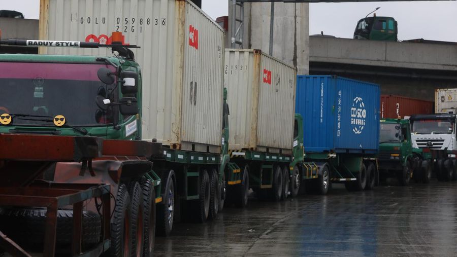 Kemacetan lalu lintas terjadi di dekat JICT 1 Pelabuhan Tanjung Priok, Jakarta Utara (Jakut). (CNBC Indonesia/Andrean Kristianto)