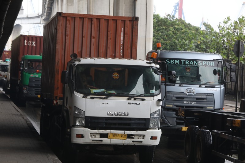 Kemacetan lalu lintas terjadi di dekat JICT 1 Pelabuhan Tanjung Priok, Jakarta Utara (Jakut). (CNBC Indonesia/Andrean Kristianto) Kemacetan lalu lintas terjadi di dekat JICT 1 Pelabuhan Tanjung Priok, Jakarta Utara (Jakut). (CNBC Indonesia/Andrean Kristianto)