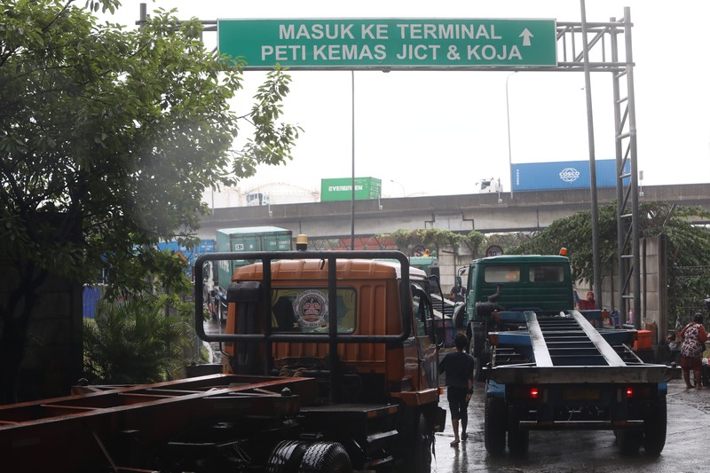 Kemacetan lalu lintas terjadi di dekat JICT 1 Pelabuhan Tanjung Priok, Jakarta Utara (Jakut). (CNBC Indonesia/Andrean Kristianto) Kemacetan lalu lintas terjadi di dekat JICT 1 Pelabuhan Tanjung Priok, Jakarta Utara (Jakut). (CNBC Indonesia/Andrean Kristianto)