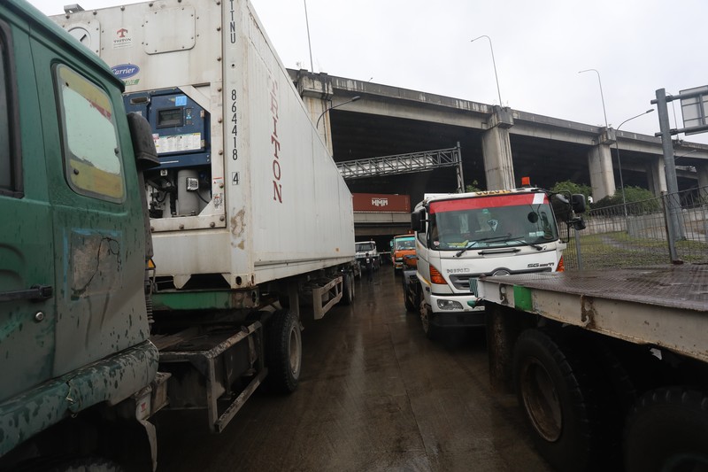 Kemacetan lalu lintas terjadi di dekat JICT 1 Pelabuhan Tanjung Priok, Jakarta Utara (Jakut). (CNBC Indonesia/Andrean Kristianto)