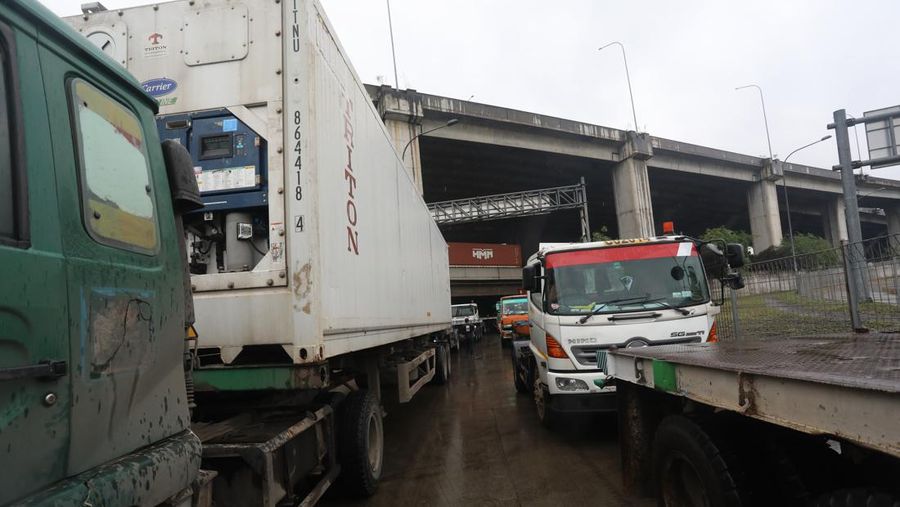 Kemacetan lalu lintas terjadi di dekat JICT 1 Pelabuhan Tanjung Priok, Jakarta Utara (Jakut). (CNBC Indonesia/Andrean Kristianto)