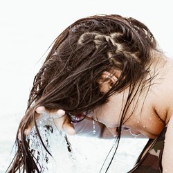 Benarkah Keramas Setiap Hari Merusak Rambut? Cek Faktanya