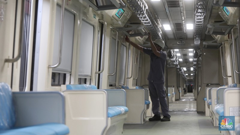 Pembangunan LRT Jabodebek secara fisik sudah hampir rampung. Depo LRT Jabodebek Jatimulya, Bekasi, Jawa Barat, Kamis (17/11/2022). Pembangunan LRT Jabodebek secara fisik sudah hampir rampung. (CNBC Indonesia/Andrean Kristianto)