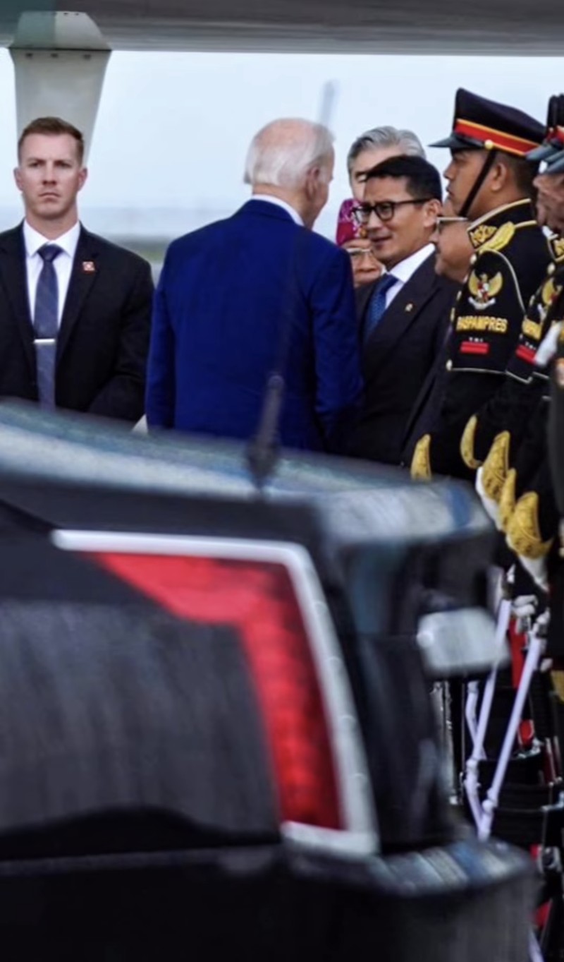 Presiden Amerika Serikat (AS) Joe Biden mengungkapkan bahwa dirinya betah tinggal di Bali.  Biden mengungkapkan hal ini kepada Menteri Pariwisata dan Ekonomi Kreatif Sandiaga Uno yang melepas kepergiannya di Bandara I Gusti Ngurah Rai, Bali, Rabu (16/11/2022). (Tangkapan Layar Instagram/@Sandiuno))