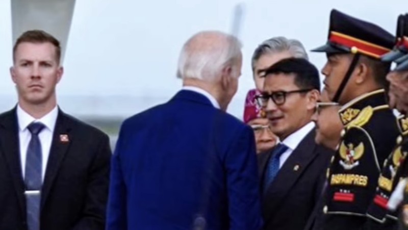 Presiden Amerika Serikat (AS) Joe Biden mengungkapkan bahwa dirinya betah tinggal di Bali.  Biden mengungkapkan hal ini kepada Menteri Pariwisata dan Ekonomi Kreatif Sandiaga Uno yang melepas kepergiannya di Bandara I Gusti Ngurah Rai, Bali, Rabu (16/11/2022). (Tangkapan Layar Instagram/@Sandiuno))