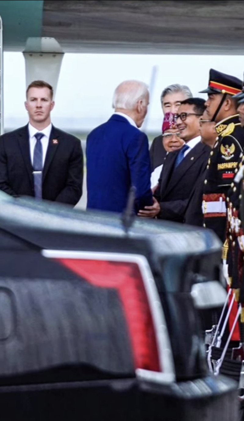 Presiden Amerika Serikat (AS) Joe Biden mengungkapkan bahwa dirinya betah tinggal di Bali.  Biden mengungkapkan hal ini kepada Menteri Pariwisata dan Ekonomi Kreatif Sandiaga Uno yang melepas kepergiannya di Bandara I Gusti Ngurah Rai, Bali, Rabu (16/11/2022). (Tangkapan Layar Instagram/@Sandiuno))