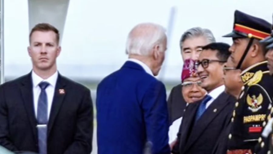 Presiden Amerika Serikat (AS) Joe Biden mengungkapkan bahwa dirinya betah tinggal di Bali.  Biden mengungkapkan hal ini kepada Menteri Pariwisata dan Ekonomi Kreatif Sandiaga Uno yang melepas kepergiannya di Bandara I Gusti Ngurah Rai, Bali, Rabu (16/11/2022). (Tangkapan Layar Instagram/@Sandiuno))