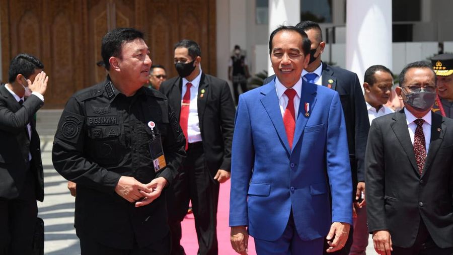 Presiden Joko Widodo dan Ibu Iriana Joko Widodo bertolak menuju Bangkok, Thailand, melalui Bandara Internasional I Gusti Ngurah Rai, Kabupaten Badung, Provinsi Bali, pada Kamis, 17 November 2022. Presiden hendak menghadiri Konferensi Tingkat Tinggi (KTT) Kerja Sama Ekonomi Asia Pasifik (APEC) tahun 2022. (Lukas - Biro Pers Sekretariat Presiden)