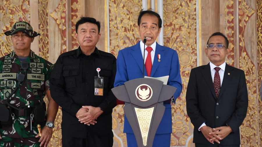 Presiden Joko Widodo dan Ibu Iriana Joko Widodo bertolak menuju Bangkok, Thailand, melalui Bandara Internasional I Gusti Ngurah Rai, Kabupaten Badung, Provinsi Bali, pada Kamis, 17 November 2022. Presiden hendak menghadiri Konferensi Tingkat Tinggi (KTT) Kerja Sama Ekonomi Asia Pasifik (APEC) tahun 2022. (Lukas - Biro Pers Sekretariat Presiden)
