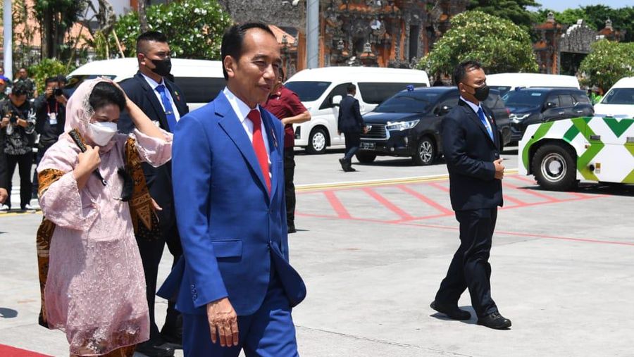Presiden Joko Widodo dan Ibu Iriana Joko Widodo bertolak menuju Bangkok, Thailand, melalui Bandara Internasional I Gusti Ngurah Rai, Kabupaten Badung, Provinsi Bali, pada Kamis, 17 November 2022. Presiden hendak menghadiri Konferensi Tingkat Tinggi (KTT) Kerja Sama Ekonomi Asia Pasifik (APEC) tahun 2022. (Lukas - Biro Pers Sekretariat Presiden)