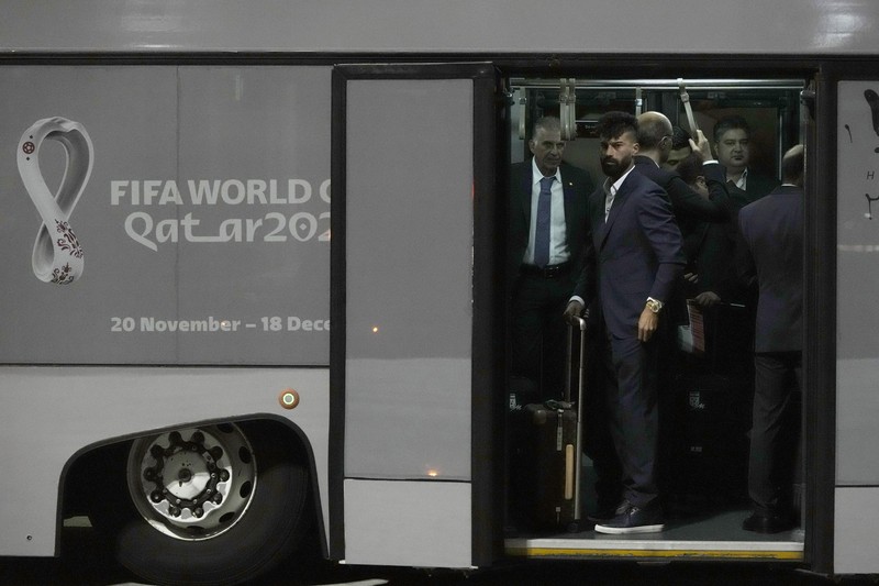 DOHA, QATAR - NOVEMBER 17: Players of Argentina disembark the airplane at Hamad International Airport ahead of FIFA World Cup Qatar 2022 at  on November 17, 2022 in Doha, Qatar. (Photo by Justin Setterfield/Getty Images)