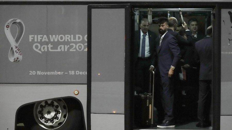 DOHA, QATAR - NOVEMBER 17: Players of Argentina disembark the airplane at Hamad International Airport ahead of FIFA World Cup Qatar 2022 at  on November 17, 2022 in Doha, Qatar. (Photo by Justin Setterfield/Getty Images)