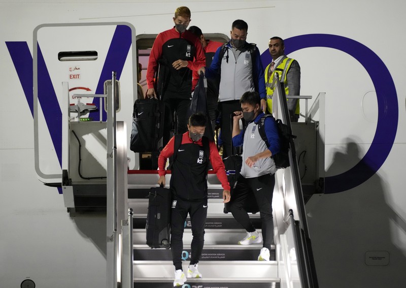 Timnas Argentina DOHA, QATAR - NOVEMBER 17: Players of Argentina disembark the airplane at Hamad International Airport ahead of FIFA World Cup Qatar 2022 at on November 17, 2022 in Doha, Qatar. (Photo by Justin Setterfield/Getty Images)