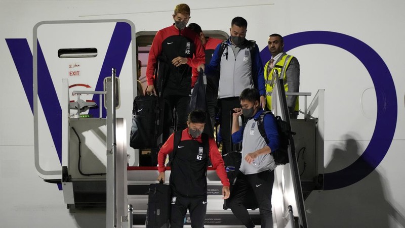DOHA, QATAR - NOVEMBER 17: Players of Argentina disembark the airplane at Hamad International Airport ahead of FIFA World Cup Qatar 2022 at  on November 17, 2022 in Doha, Qatar. (Photo by Justin Setterfield/Getty Images)