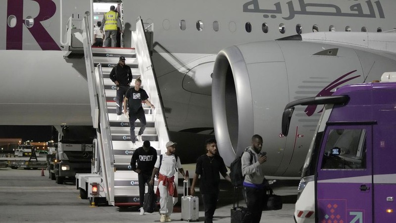 DOHA, QATAR - NOVEMBER 17: Players of Argentina disembark the airplane at Hamad International Airport ahead of FIFA World Cup Qatar 2022 at  on November 17, 2022 in Doha, Qatar. (Photo by Justin Setterfield/Getty Images)
