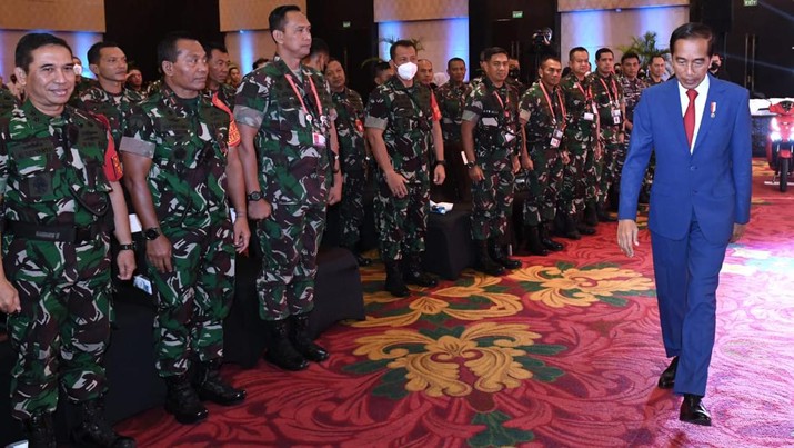 Sebelum bertolak menuju Bangkok, Thailand, Presiden Joko Widodo dan Ibu Iriana Joko Widodo menghadiri Syukuran Panitia Nasional Pelaksanaan G20 Tahun 2022, yang digelar di Bali Nusa Dua Convention Center, pada Kamis, 17 November 2022. Dalam sambutannya, Kepala Negara menyampaikan apresiasi kepada semua pihak yang telah ikut serta menyukseskan pelaksanaan Konferensi Tingkat Tinggi (KTT) G20 di Bali. (Kris - Biro Pers Sekretariat Presiden) Sebelum bertolak menuju Bangkok, Thailand, Presiden Joko Widodo dan Ibu Iriana Joko Widodo menghadiri Syukuran Panitia Nasional Pelaksanaan G20 Tahun 2022, yang digelar di Bali Nusa Dua Convention Center, pada Kamis, 17 November 2022. Dalam sambutannya, Kepala Negara menyampaikan apresiasi kepada semua pihak yang telah ikut serta menyukseskan pelaksanaan Konferensi Tingkat Tinggi (KTT) G20 di Bali. (Kris - Biro Pers Sekretariat Presiden)